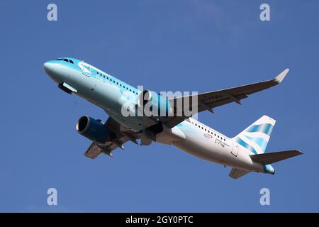 Der Airbus A320neo G-TTNA von British Airways in seiner BA Better World-Lackierung nimmt vom Flughafen London Heathrow, Großbritannien, ab Stockfoto