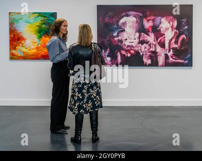 London, Großbritannien. Oktober 2021. Charlie Siddick with the Drinkers von Lily Macrae - Thesmophoria in Soho Revue - Eine gemeinschaftliche Ausstellung für Frauen, die den Women for Women's Afghanistan Relief Fund unterstützt, um Frauen zu helfen, die von Kriegen überlebten. Die Ausstellung findet vom 6. Bis 31. Oktober in Soho Revue statt und wird von der Soho Revue-Gründerin und Kuratorin India Rose James und dem Purslane-Gründer und Kurator Charlie Siddick Co-kuratiert. Kredit: Guy Bell/Alamy Live Nachrichten Stockfoto