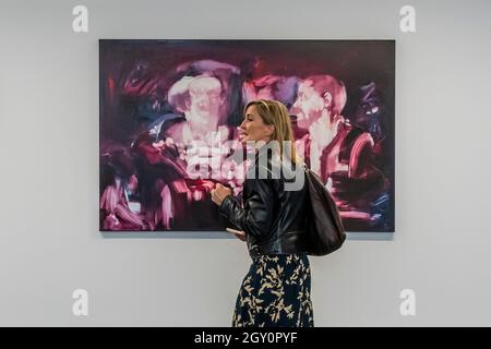 London, Großbritannien. Oktober 2021. The Drinkers von Lily Macrae - Thesmophoria in Soho Revue - Eine gemeinschaftliche Ausstellung für Frauen, die den Women for Women's Afghanistan Relief Fund unterstützt und Frauen hilft, die von Kriegen überlebten. Die Ausstellung findet vom 6. Bis 31. Oktober in Soho Revue statt und wird von der Soho Revue-Gründerin und Kuratorin India Rose James und dem Purslane-Gründer und Kurator Charlie Siddick Co-kuratiert. Kredit: Guy Bell/Alamy Live Nachrichten Stockfoto