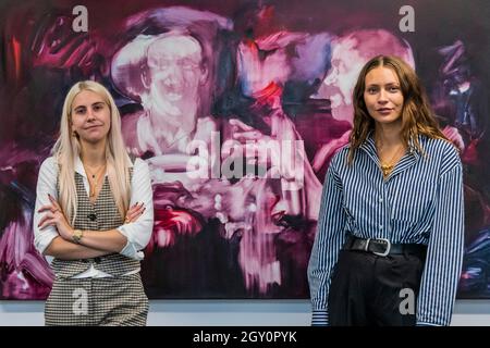 London, Großbritannien. Oktober 2021. Charlie Siddick und India Rose James mit den Trinkern von Lily Macrae - Thesmophoria in Soho Revue - Eine gemeinsame Frauenausstellung zur Unterstützung des Women for Women's Afghanistan Relief Fund, um Frauen zu helfen, die Opfer von Kriegen wurden. Die Ausstellung findet vom 6. Bis 31. Oktober in Soho Revue statt und wird von der Soho Revue-Gründerin und Kuratorin India Rose James und dem Purslane-Gründer und Kurator Charlie Siddick Co-kuratiert. Kredit: Guy Bell/Alamy Live Nachrichten Stockfoto