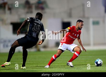 PORTIMAO, PORTUGAL - 17. SEPTEMBER: Anderson Carvalho von CD Santa Clara kämpft mit Wilinton Aponza vom Portimonense SC während des Liga Portugal Bwin-Spiels zwischen Portimonense SC und CD Santa Clara am 17. September 2021 im Estadio Municipa in Portimao, Portugal, um den Ball. (Foto nach MB-Medien) Stockfoto