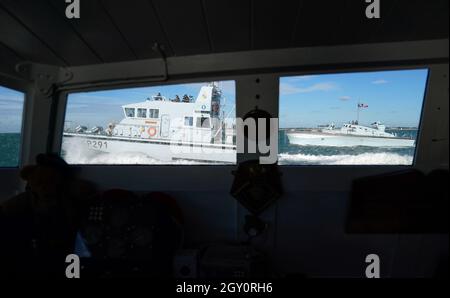 Das Royal Navy Archer Class Patrouillenschiff HMS Puncher (links) und MTB 81, ein Motorwaffenboot der Küstenstreitkräfte aus dem zweiten Weltkrieg, demonstrieren im Solent vor einer Pressevorschau für die Nachtjäger: Die Ausstellung „Küstenstreitkräfte der Royal Navy im Krieg“ im Explosion Museum of Naval Firepower in Gosport, Hampshire. Bilddatum: Mittwoch, 6. Oktober 2021. Stockfoto