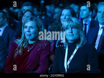 Manchester, Großbritannien. Oktober 2021. Die Ehefrau des britischen Premierministers Boris Johnson, Carrie (L), und Schwester Rachel (R), während er am Mittwoch, den 06. Oktober 2021, auf der konservativen Parteikonferenz 2021 in Manchester seine Grundsatzrede hält. Foto von Hugo Philpott/UPI Credit: UPI/Alamy Live News Stockfoto