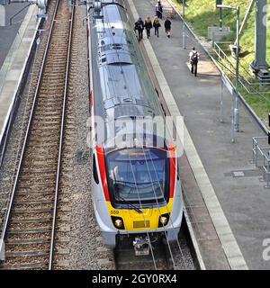 Luftaufnahme oben und vorne Fahrer Taxi Greater Anglia Personenzug Ausschiffung von Schulkindern Billericay Bahnhof Plattform Essex England Großbritannien Stockfoto