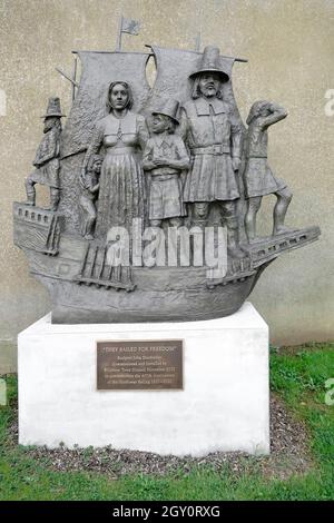 Historische Skulptur zum 400. Jahrestag, die 1620 Mayflower Schiff darstellt vier Billericay Pilger auf John Doubleday Messing Skulptur High Street England Großbritannien Stockfoto