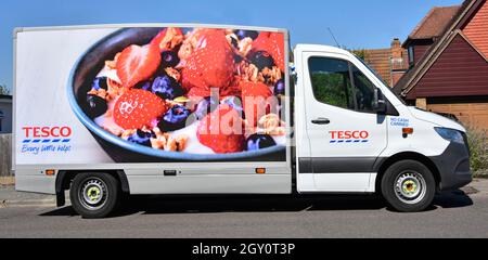 Geparkt am Haus Seitenansicht von Tesco Supermarkt Transport van Lebensmittel Lieferkette Einzelhandel Geschäft nach Hause Lieferung von Online-Internet Lebensmittelgeschäft Einkaufen Großbritannien Stockfoto