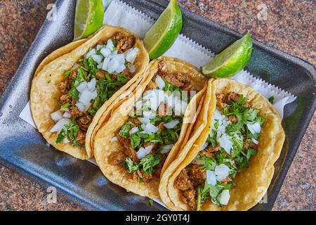 Authentisches mexikanisches Taco-Steak mit Zwiebeln, Koriander und Limette Stockfoto