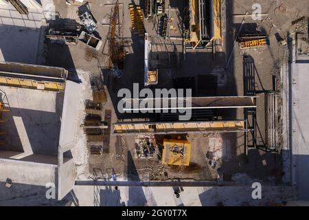 Von oben nach unten industrielle Luftaufnahme des Baugrundstücks. Wohnungswesen und Stadtverwaltung. Stockfoto