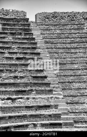 Graustufenaufnahme einer alten Treppe mit einem Steinzaun auf der Oberseite Stockfoto