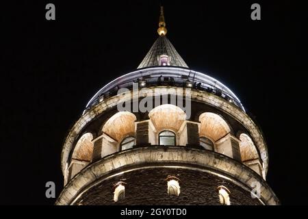 Low-Angle-Aufnahme des beleuchteten Galata Tower Beyoglu bei Nacht in Istanbul, Türkei Stockfoto