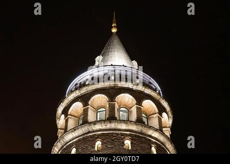 Low-Angle-Aufnahme des beleuchteten Galata Tower Beyoglu bei Nacht in Istanbul, Türkei Stockfoto