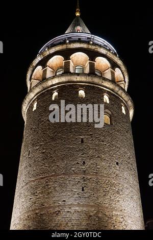 Low-Angle-Aufnahme des beleuchteten Galata Tower Beyoglu bei Nacht in Istanbul, Türkei Stockfoto