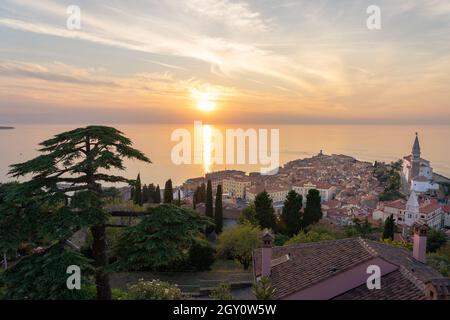 Atemberaubende Aussicht auf den Sonnenuntergang von der stadtmauer von piran Piransko obzidje . Stockfoto