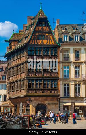 Das hübsche Kammerzell-Haus, ein berühmtes Gebäude am Place de la Cathédrale in Straßburg. Es ist eines der kunstvoll verzierten und gut erhaltenen mittelalterlichen... Stockfoto