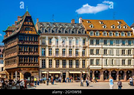 Schöne Aussicht auf eine Reihe von Gebäuden auf dem Place de la Cathédrale in Straßburg, darunter das berühmte Kammerzell-Haus, eines der kunstvoll verzierten und gut... Stockfoto