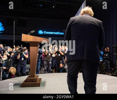 Manchester, England, Großbritannien. Oktober 2021. IM BILD: Der britische Premierminister und Vorsitzende der britischen Konservativen Partei schließt mit einer Ansprache an die Nationalkonferenz mit seiner Keynote Speech to Build Better, (rechts) Carrie Symonds; Conservative Party Conference #CPC21. Quelle: Colin Fisher/Alamy Live News Stockfoto