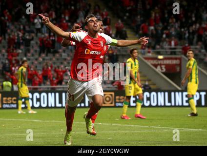 BRAGA, PORTUGAL - 20. SEPTEMBER: Ricardo Horta vom SC Braga feiert mit Teamkollegen nach seinem Tor, während des Liga Portugal Bwin-Spiels zwischen SC Braga und CD Tondela im Estadio Municipal am 20. September 2021 in Braga, Portugal. (Foto nach MB-Medien) Stockfoto