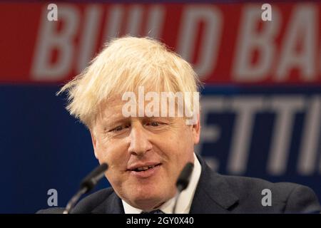 Manchester, England, Großbritannien. Oktober 2021. IM BILD: Der britische Premierminister und Vorsitzende der britischen Konservativen Partei schließt mit einer Ansprache an die Nationalkonferenz mit seiner Keynote Speech to Build Better, (rechts) Carrie Symonds; Conservative Party Conference #CPC21. Quelle: Colin Fisher/Alamy Live News Stockfoto