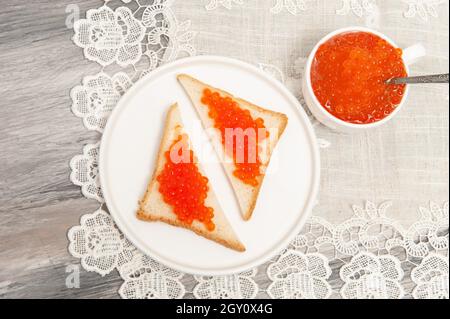 Sandwiches mit rotem Kaviar auf einem Teller. Draufsicht Stockfoto