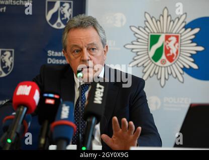 06. Oktober 2021, Nordrhein-Westfalen, Düsseldorf: Frank Kubicki, Chef-Kriminalpolizei am Düsseldorfer Polizeipräsidium, erklärt der Presse den heutigen landesweiten Einsatz gegen Geldwäsche, Gewalt und Terror. In den Bundesländern Nordrhein-Westfalen, Niedersachsen und Bremen wurden 81 Immobilien in 25 Städten durchsucht. Foto: Roberto Pfeil/dp/dpa Stockfoto