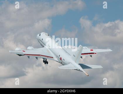 Eine Kawasaki P-1 der japanischen Air Self Defense Force nimmt von der Fairford Air Base ab. Stockfoto