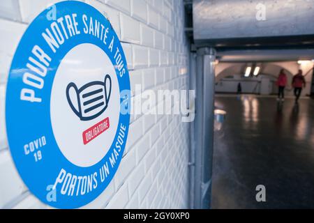 Paris, Frankreich 4. Oktober 2021: In Frankreich ist es Pflicht, eine Gesichtsmaske beim Transport von Schambesen zu tragen. Die Einhaltung des Pariser U-Bahnsystems ist hoch, etwa 99 % der Erfahrung dieses Fotografen. Anna Watson/Alamy Live News Stockfoto