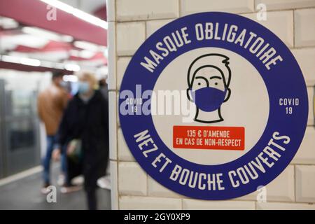 Paris, Frankreich 4. Oktober 2021: In Frankreich ist es Pflicht, eine Gesichtsmaske beim Transport von Schambesen zu tragen. Die Einhaltung des Pariser U-Bahnsystems ist hoch, etwa 99 % der Erfahrung dieses Fotografen. Anna Watson/Alamy Live News Stockfoto