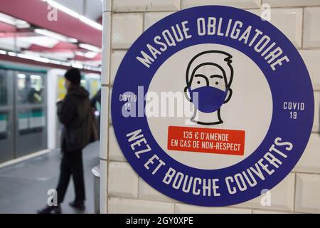 Paris, Frankreich 4. Oktober 2021: In Frankreich ist es Pflicht, eine Gesichtsmaske beim Transport von Schambesen zu tragen. Die Einhaltung des Pariser U-Bahnsystems ist hoch, etwa 99 % der Erfahrung dieses Fotografen. Anna Watson/Alamy Live News Stockfoto