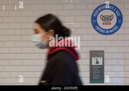 Paris, Frankreich 4. Oktober 2021: In Frankreich ist es Pflicht, eine Gesichtsmaske beim Transport von Schambesen zu tragen. Die Einhaltung des Pariser U-Bahnsystems ist hoch, etwa 99 % der Erfahrung dieses Fotografen. Anna Watson/Alamy Live News Stockfoto