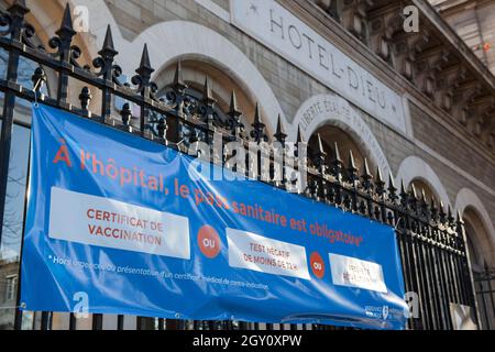 Paris, Frankreich, 4. Oktober 2021: Ein großes Schild vor dem Hotel Dieu Krankenhaus auf der Isle de la Cite in Paris warnt davor, dass ein Nachweis einer Impfung oder ein kürzlich eröffentlicher negativer Covid-Test notwendig ist, um das Gebäude zu betreten. Der Pass Sanitaire in Frankreich wird verwendet, um nur geimpften, kürzlich getesteten, wiedergeborgenen Personen den Zutritt zu öffentlichen Räumen oder geschlossenen Räumen wie Restaurants zu ermöglichen. Anna Watson/Alamy Live News Stockfoto