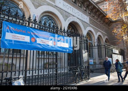 Paris, Frankreich, 4. Oktober 2021: Ein großes Schild vor dem Hotel Dieu Krankenhaus auf der Isle de la Cite in Paris warnt davor, dass ein Nachweis einer Impfung oder ein kürzlich eröffentlicher negativer Covid-Test notwendig ist, um das Gebäude zu betreten. Der Pass Sanitaire in Frankreich wird verwendet, um nur geimpften, kürzlich getesteten, wiedergeborgenen Personen den Zutritt zu öffentlichen Räumen oder geschlossenen Räumen wie Restaurants zu ermöglichen. Anna Watson/Alamy Live News Stockfoto