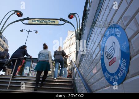 Paris, Frankreich 4. Oktober 2021: In Frankreich ist es Pflicht, eine Gesichtsmaske beim Transport von Schambesen zu tragen. Die Einhaltung des Pariser U-Bahnsystems ist hoch, etwa 99 % der Erfahrung dieses Fotografen. Anna Watson/Alamy Live News Stockfoto