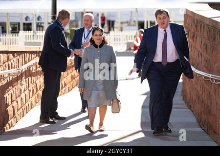 Manchester, England, Großbritannien. Oktober 2021. IM BILD: Der britische Premierminister und Vorsitzende der britischen Konservativen Partei schließt mit einer Ansprache an die Nationalkonferenz mit seiner Keynote Speech to Build Better, (rechts) Carrie Symonds; Conservative Party Conference #CPC21. Quelle: Colin Fisher/Alamy Live News Stockfoto