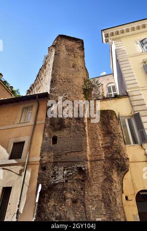 Römische Ruinen der Thermalbäder von Agrippa, Terme di Agrippa, Via dell'Arco della Ciambella, Rom, Italien Stockfoto