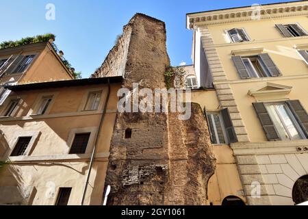Römische Ruinen der Thermalbäder von Agrippa, Terme di Agrippa, Via dell'Arco della Ciambella, Rom, Italien Stockfoto