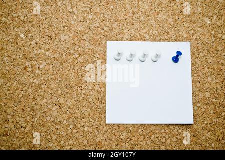 Nahaufnahme der Korkplatte mit weißer Haftnotiz Stockfoto