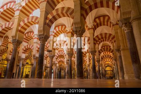 CORDOBA, SPANIEN - 11. August 2021 - Bögen im Gebetsraum der Mezquita (Moschee), Cordoba, Spanien Stockfoto