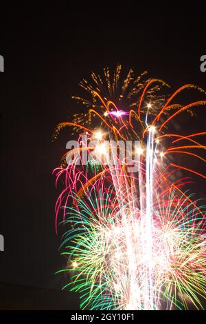 Bunte Feuerwerk in der Nacht, die meist rot und grün sind Stockfoto