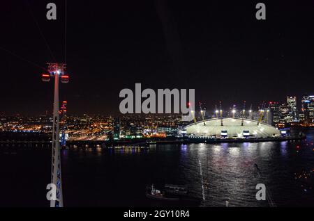 London Emirates Royal Docks und die Gondel über der Themse Stockfoto