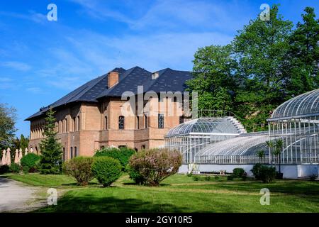 Altes historisches Gebäude eines Gewächshauses am Mogoaia Palast (Palatul Mogoaia) in der Nähe des Sees und des Parks, eine Wochenendattraktion in der Nähe von Bukarest, Romani Stockfoto