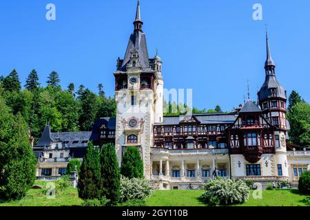 Schönes Neorenaissance-Gebäude der Burg Peles (Castelul Peles) in der Nähe des Bucegi-Gebirges (Muntii Bucegi) an einem sonnigen Sommertag in Sinaia, Romani Stockfoto