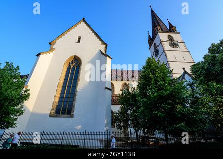 Altes historisches Gebäude der Lutherischen Kathedrale der Heiligen Maria (Catedrala Evanghelica Sfanta Maria) im alten Stadtzentrum von Sibiu renoviert Stockfoto