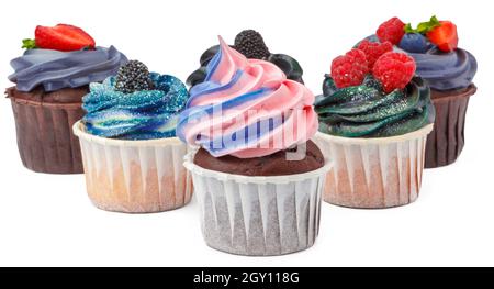 Gruppe von Cupcakes mit farbigen Belag isoliert auf weißem Hintergrund Stockfoto
