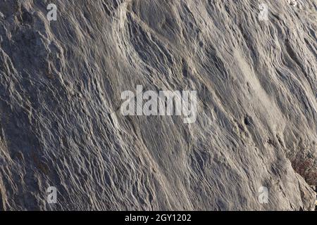 Nahaufnahme von natürlichem, unbehandeltem walisischen Schiefer. Hintergrundtextur. Stockfoto