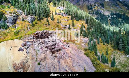 Mühle für den Bergbau aufgegeben und fallen auseinander in Berghang Stockfoto