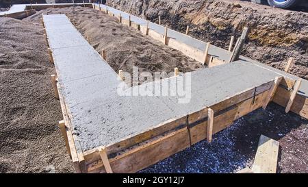 Detail des gegossenen Betons auf der Baustelle für das Fundament Stockfoto