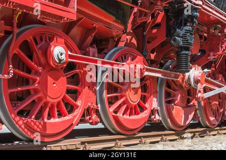 Räder einer historischen Dampflokomotive auf Gleisen, Emden, Ostfriesland, Niedersachsen, Deutschland Stockfoto