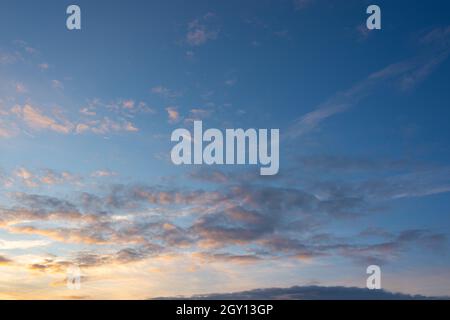Schöner Himmel mit Wolken bei Sonnenuntergang, Himmel Neuplatzierung, Natur Hintergrund Stockfoto