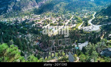 Blick auf den Gipfel des Berges hinter dem Schild von Box Canon mit Blick auf die Bergstadt Stockfoto