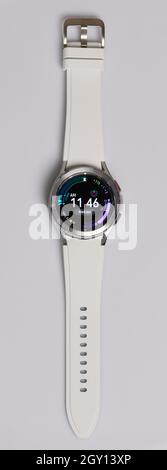 New york, USA - Oktober 6 2021: Samsung Galaxy Uhr 4 mit weißem Armband isoliert auf weißem Studiohintergrund Stockfoto